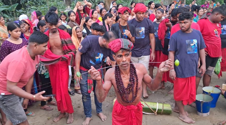 সিরাজদিখান সন্তোষপাড়ায় ঐতিহ্যবাহী চরক পূজা অনুষ্ঠিত, ভক্তদের উপচে পড়া ভিড়