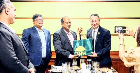 বাংলাদেশে আন্তর্জাতিক স্বাস্থ্যসেবা সম্প্রসারণে গুরুত্বপূর্ণ বৈঠক - ড. মোঃ ফরিদুল ইসলামের সঙ্গে ব্যাংকক হাসপাতাল প্রতিনিধিদলের সাক্ষাৎ