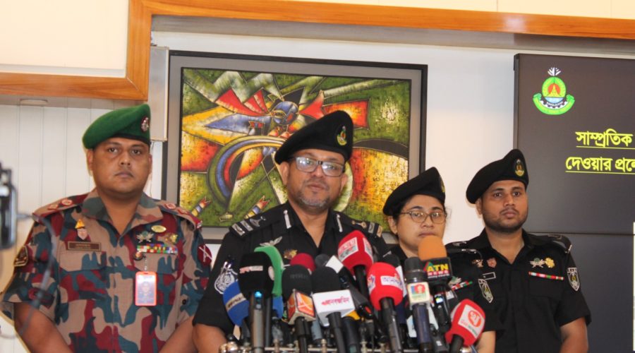 সরকারি কর্মকর্তাদের পরিচয়ে চাকরির প্রতারণা: র‌্যাবের জালে সাবেক সেনাসদস্যসহ আটক ২