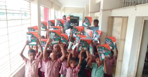 ওয়ার্ল্ড ভিশন বাংলাদেশ ছয় হাজারের অধিক শিক্ষার্থীদের দিলো শিক্ষা উপকরণ