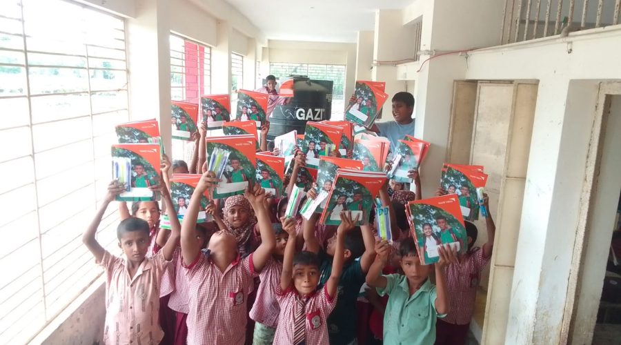 ওয়ার্ল্ড ভিশন বাংলাদেশ ছয় হাজারের অধিক শিক্ষার্থীদের দিলো শিক্ষা উপকরণ