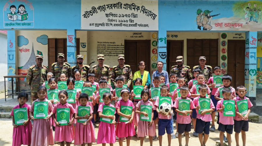 নানিয়ারচর জোন কর্তৃক ছাত্র-ছাত্রীদের মা‌ঝে শিক্ষা ও ক্রীড়া সামগ্রী এবং শিক্ষকদের উপহার প্রদান