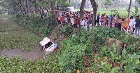দুবাই প্রবাসীকে বিমানবন্দরে পৌঁছে দিতে গিয়ে মুন্সিগঞ্জ সিরাজদিখানে সড়ক দুর্ঘটনা: স্ত্রী নিহত, আহত ১০