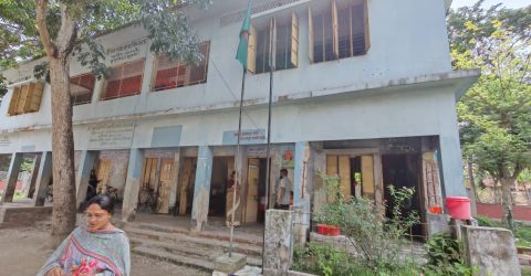 ডুমুরিয়ার টিপনা সরকারি প্রাথমিক বিদ্যালয়ে জীবনের ঝুঁকি নিয়ে পরিত্যক্ত ভবনে চলছে পাঠদান: নতুন ভবন তালাবদ্ধ 