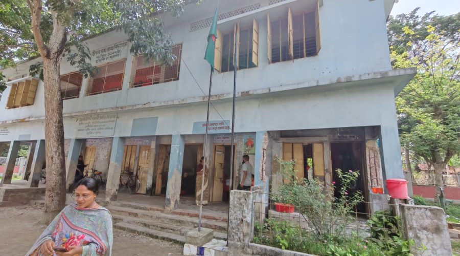 ডুমুরিয়ার টিপনা সরকারি প্রাথমিক বিদ্যালয়ে জীবনের ঝুঁকি নিয়ে পরিত্যক্ত ভবনে চলছে পাঠদান: নতুন ভবন তালাবদ্ধ 