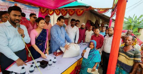 আশ্রয়ণ প্রকল্পের বাসিন্দাদের পাশে সরকার, ডুমুরিয়ায় জিআর চাল ও নগদ অর্থ বিতরণ