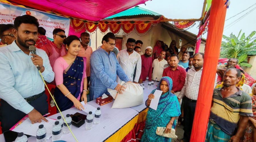 আশ্রয়ণ প্রকল্পের বাসিন্দাদের পাশে সরকার, ডুমুরিয়ায় জিআর চাল ও নগদ অর্থ বিতরণ