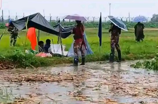 সীমান্তের শূন্যরেখায় আট দিন ধরে মানবেতর জীবন; অনিশ্চয়তায় পাঁচ যুবক
