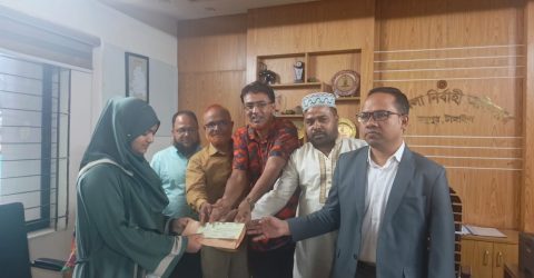 ঢাকা বিশ্ববিদ্যালয়ের শিক্ষার্থী মৌনতা ইসলামকে শিক্ষাবৃত্তির চেক প্রদান