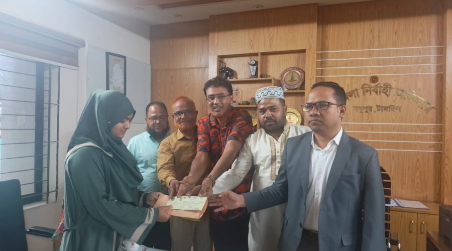 ঢাকা বিশ্ববিদ্যালয়ের শিক্ষার্থী মৌনতা ইসলামকে শিক্ষাবৃত্তির চেক প্রদান