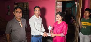 রাতের আঁধারে এইচএসসি পরীক্ষার্থীদের বাড়িতে ইউএনও, উপহার পেয়ে উচ্ছ্বসিত শিক্ষার্থীরা