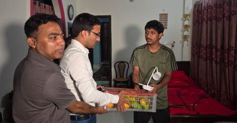 রাতের আঁধারে এইচএসসি পরীক্ষার্থীদের বাড়িতে ইউএনও, উপহার পেয়ে উচ্ছ্বসিত শিক্ষার্থীরা