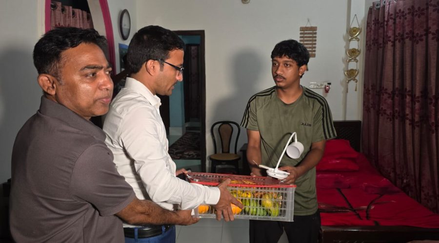 রাতের আঁধারে এইচএসসি পরীক্ষার্থীদের বাড়িতে ইউএনও, উপহার পেয়ে উচ্ছ্বসিত শিক্ষার্থীরা