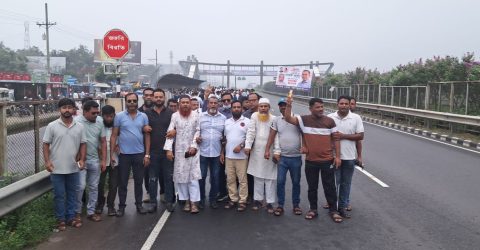 সিরাজদিখানে ঢাকা-মাওয়া এক্সপ্রেসওয়েতে তারেক রহমানকে শুভেচ্ছা জানাতে বিএনপি নেতাকর্মীদের উচ্ছ্বাস