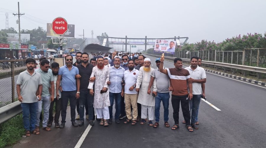 সিরাজদিখানে ঢাকা-মাওয়া এক্সপ্রেসওয়েতে তারেক রহমানকে শুভেচ্ছা জানাতে বিএনপি নেতাকর্মীদের উচ্ছ্বাস