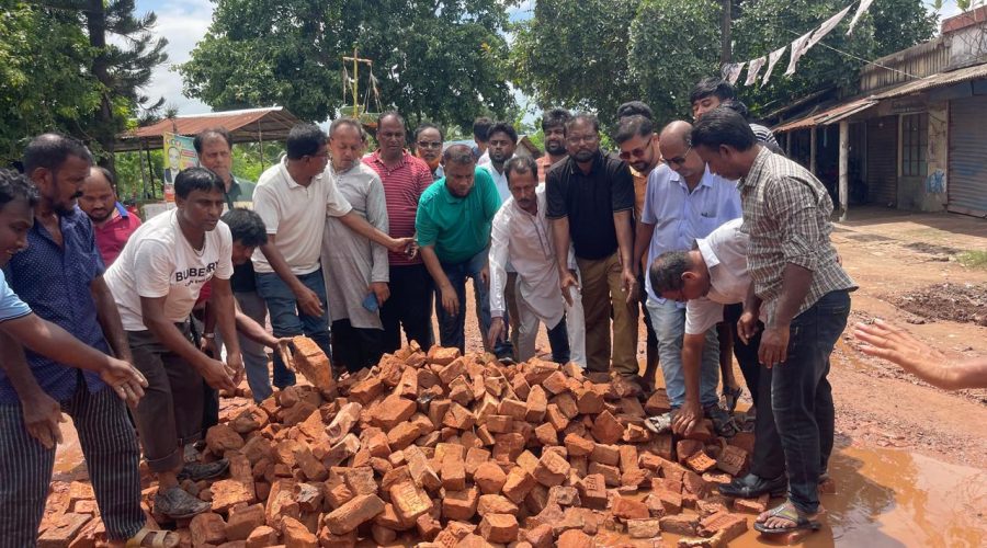 জনদুর্ভোগ লাঘবে স্বেচ্ছায় সড়ক সংস্কার করল ডুমুরিয়া ইটভাটা মালিক সমিতি