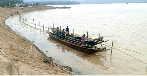 যাদুকাটা নদীর পাড় রক্ষায় ইজারাদারদের বাঁশের বেড়া, অবৈধ ড্রেজারের বিরুদ্ধে কড়াকড়ি