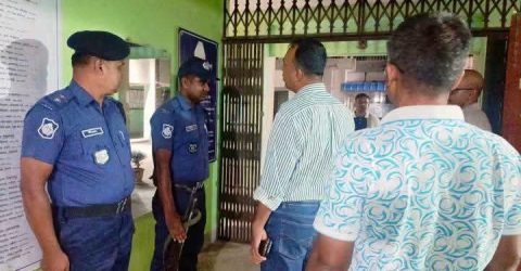বীরগঞ্জ থানায় পুলিশ সুপারের আকস্মিক পরিদর্শন