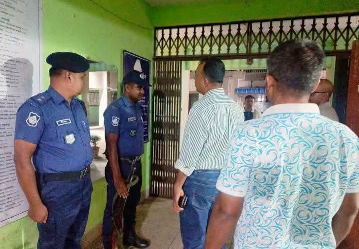 বীরগঞ্জ থানায় পুলিশ সুপারের আকস্মিক পরিদর্শন