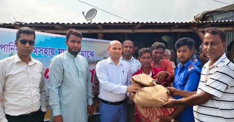 নারায়ণপুরে বন্যার্তদের মাঝে ত্রাণ বিতরণ করলেন জেলা প্রশাসক