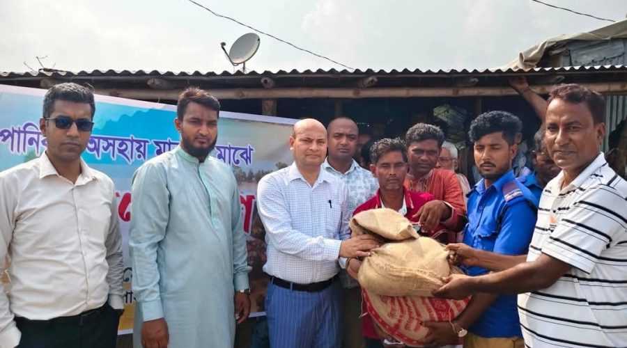 নারায়ণপুরে বন্যার্তদের মাঝে ত্রাণ বিতরণ করলেন জেলা প্রশাসক