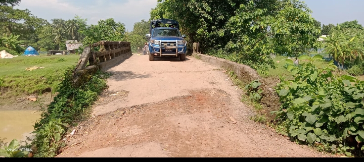 মদন-ফতেপুর সড়কের বেহাল দশায় দুর্ভোগ, বন্ধ সংস্কারকাজ