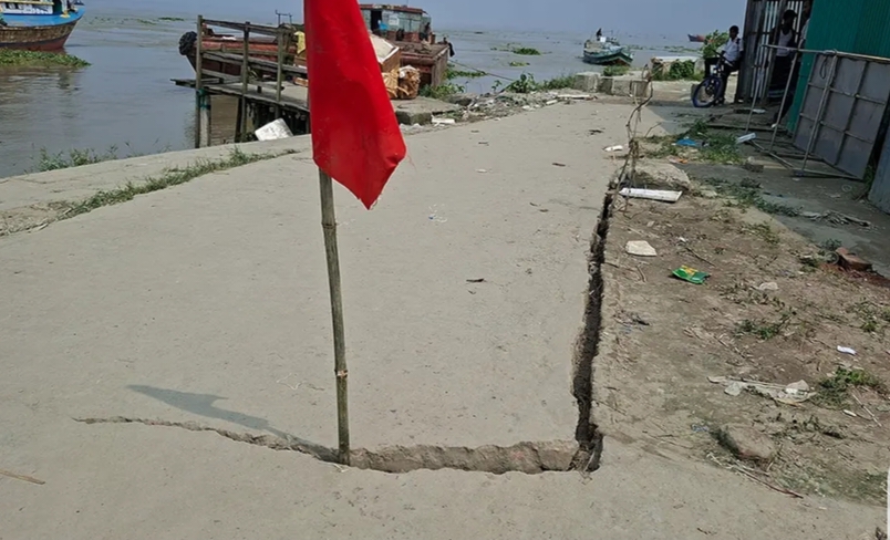 নড়িয়ায় ১ হাজার ৪০৩ কোটি টাকার পদ্মার তীররক্ষা বাঁধে ফাটল