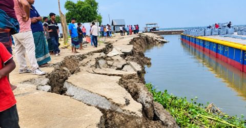 শরীয়তপুরে পদ্মার তীররক্ষা বাঁধে ভয়াবহ ধস, আতঙ্কে এলাকাবাসী