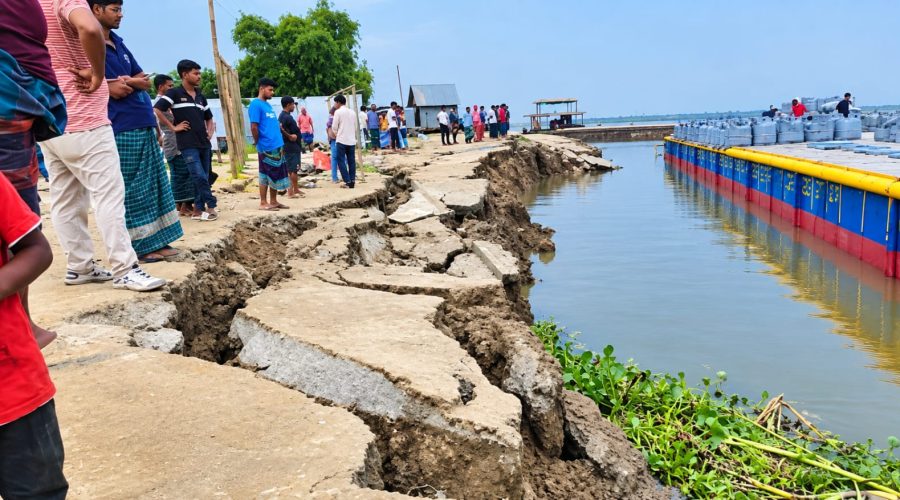 শরীয়তপুরে পদ্মার তীররক্ষা বাঁধে ভয়াবহ ধস, আতঙ্কে এলাকাবাসী