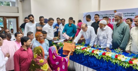 শরীয়তপুরে দুর্গাপূজা উপলক্ষে অসহায়দের শাড়ি দিলেন এমপি সাঈদ আহমেদ আসলাম