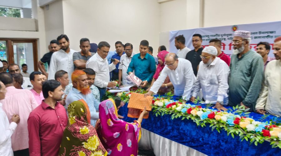 শরীয়তপুরে দুর্গাপূজা উপলক্ষে অসহায়দের শাড়ি দিলেন এমপি সাঈদ আহমেদ আসলাম