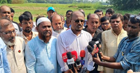সিরাজদিখানে শিশুদের খেলার মাঠ রক্ষায় ৫০০ গ্রামবাসীর মানববন্ধন