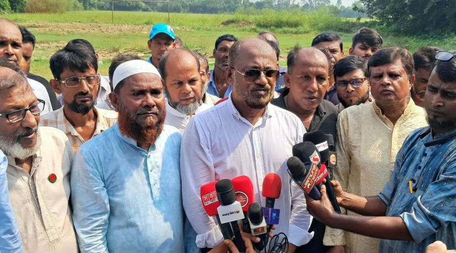 সিরাজদিখানে শিশুদের খেলার মাঠ রক্ষায় ৫০০ গ্রামবাসীর মানববন্ধন