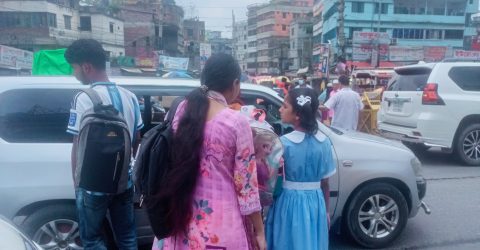 ধোলাইপাড় মোড় যেন মৃত্যুফাঁদ, নিরাপদ পারাপারের দাবিতে এলাকাবাসী
