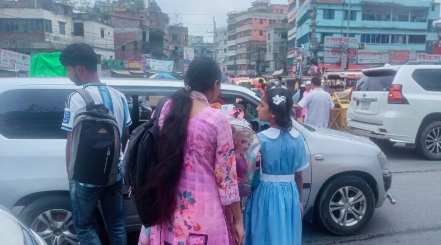 ধোলাইপাড় মোড় যেন মৃত্যুফাঁদ, নিরাপদ পারাপারের দাবিতে এলাকাবাসী