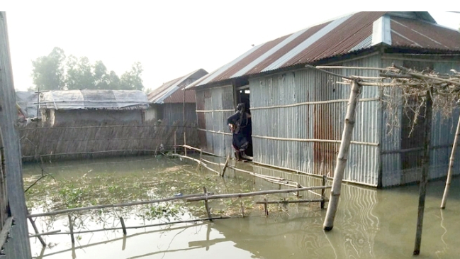 উলিপুরে বন‍্যার পানিতে একাধিক পরিবারের দুর্ভোগের চিত্র