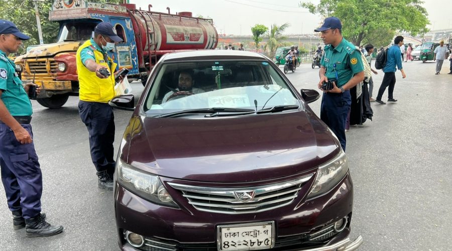 অবৈধ ভাবে পুলিশের স্টীকার ব‍্যবহারকারীদের বিরুদ্ধে শুভ কুমার ঘোষের নেতৃত্বে বাড্ডায় অভিযান