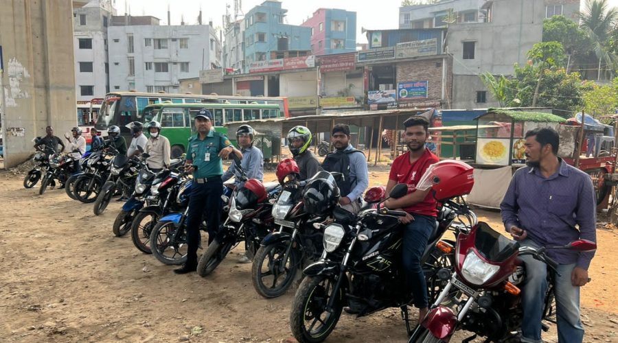 উপ-পুলিশ কমিশনার আবদুল মোমেন এর নির্দেশনা মোতাবেক বাড্ডা জোনের কুড়াতলীতে সুশৃঙ্খল ট্রাফিক ব‍্যবস্থাপনা