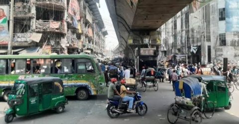 গুলিস্তানের নবাবপুর রোডে অবৈধ পার্কিং অপসারণ করে রাস্তা পুরোপুরি সচল করলো ট্রাফিকের লালাবাগ বিভাগ