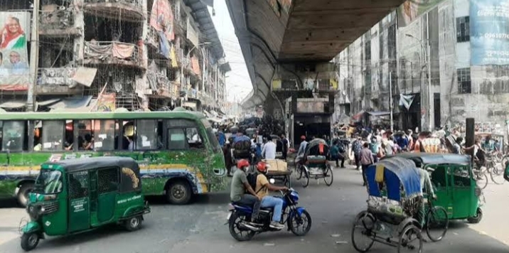 গুলিস্তানের নবাবপুর রোডে অবৈধ পার্কিং অপসারণ করে রাস্তা পুরোপুরি সচল করলো ট্রাফিকের লালাবাগ বিভাগ