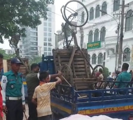 রাজলক্ষ্মী মার্কেটের পিছনে অবৈধ ভ্যানের ব্যাবসার সিন্ডিকেট ভেংঙ্গে দিলো -ট্রাফিক উত্তরা বিভাগ