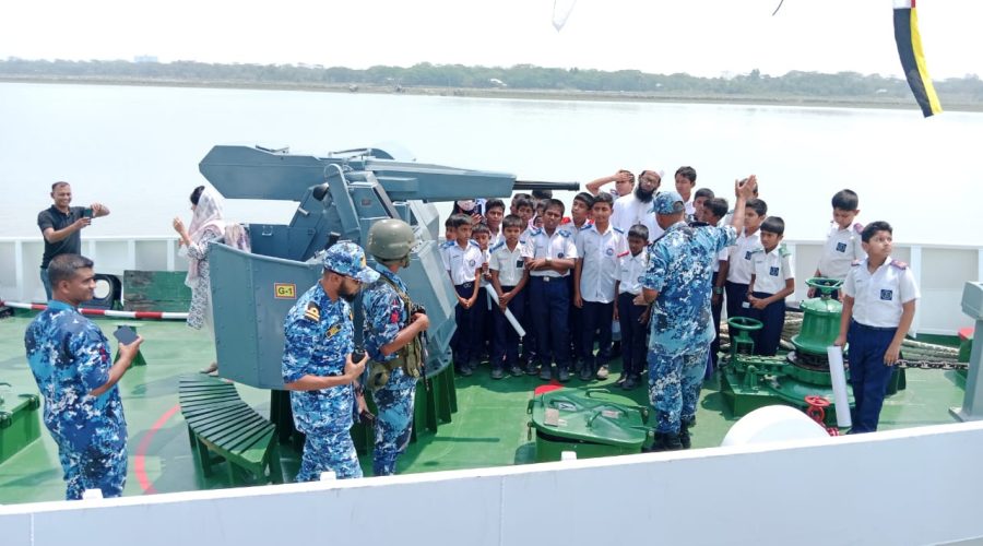 স্বাধীনতা দিবসে শিক্ষার্থী ও জনসাধারণের জন্য কোষ্টগার্ডের যুদ্ধ জাহাজ উন্মুক্ত স্বাধীনতা দিবসে শিক্ষার্থী ও জনসাধারণের জন্য কোষ্টগার্ডের যুদ্ধ জাহাজ উন্মুক্ত