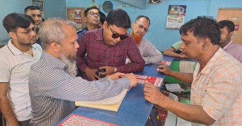 চাঁপাইনবাবগঞ্জে বাসে অতিরিক্ত ভাড়া আদায় রোধে বাস কাউন্টারে বিআরটিএ'র অভিযান