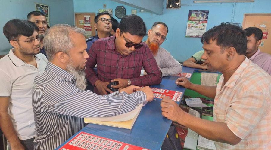 চাঁপাইনবাবগঞ্জে বাসে অতিরিক্ত ভাড়া আদায় রোধে বাস কাউন্টারে বিআরটিএ'র অভিযান চাঁপাইনবাবগঞ্জে বাসে অতিরিক্ত ভাড়া আদায় রোধে বাস কাউন্টারে বিআরটিএ'র অভিযান