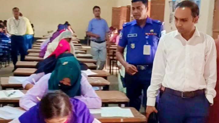 বীরগঞ্জে এসএসসি পরীক্ষা কেন্দ্র পরিদর্শন করলেন ইউএনও তানভীর আহমেদ বীরগঞ্জে এসএসসি পরীক্ষা কেন্দ্র পরিদর্শন করলেন ইউএনও তানভীর আহমেদ
