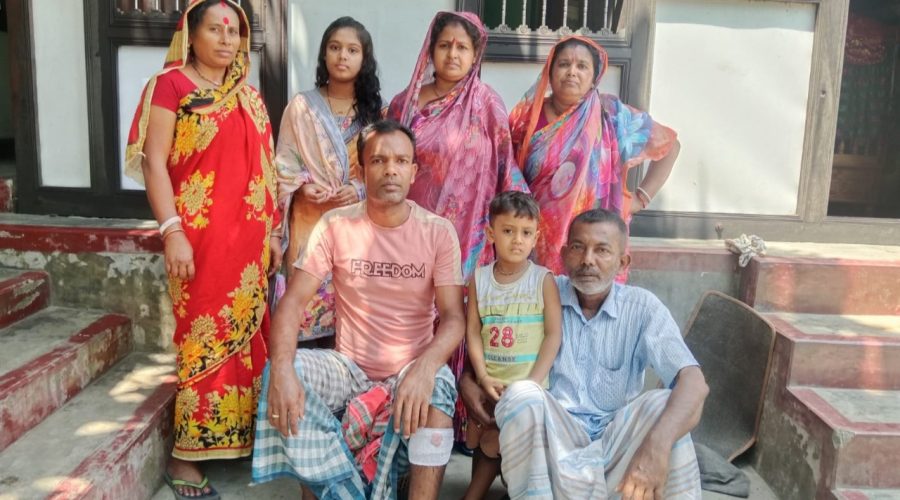 সিরাজদিখানে জমি নিয়ে বিরোধ মামলা করে বাড়ি ছাড়া সংখ্যালঘু পরিবার সিরাজদিখানে জমি নিয়ে বিরোধ মামলা করে বাড়ি ছাড়া সংখ্যালঘু পরিবার
