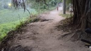সিরাজদিখানে সরকারি জায়গা দখল করে শশ্মনের রাস্তা নির্মাণের অভিযোগ