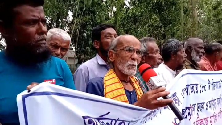 দিনাজপুরের বীরগঞ্জ অর্জুনাহার আশ্রয়ণ প্রকল্পে ১৮০ টি পরিবারের মানববন্ধন দিনাজপুরের বীরগঞ্জ অর্জুনাহার আশ্রয়ণ প্রকল্পে ১৮০ টি পরিবারের মানববন্ধন