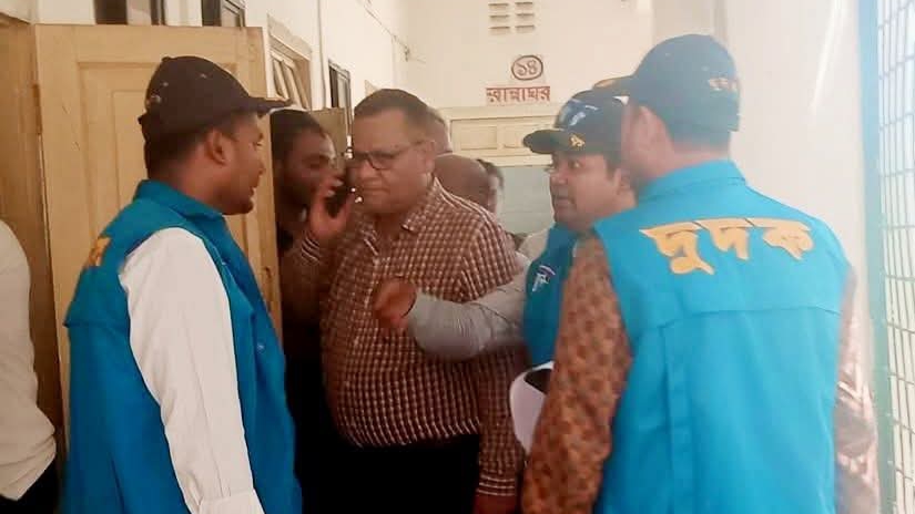 বীরগঞ্জ হাসপাতালে দুর্নীতির চিত্র ফাঁস,দুদকের আকস্মিক অভিযান বীরগঞ্জ হাসপাতালে দুর্নীতির চিত্র ফাঁস,দুদকের আকস্মিক অভিযান