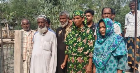 চলাচলের রাস্তায় প্রতিবন্ধকতা সৃষ্টি করায় প্রতিকারের দাবিতে মানববন্ধন